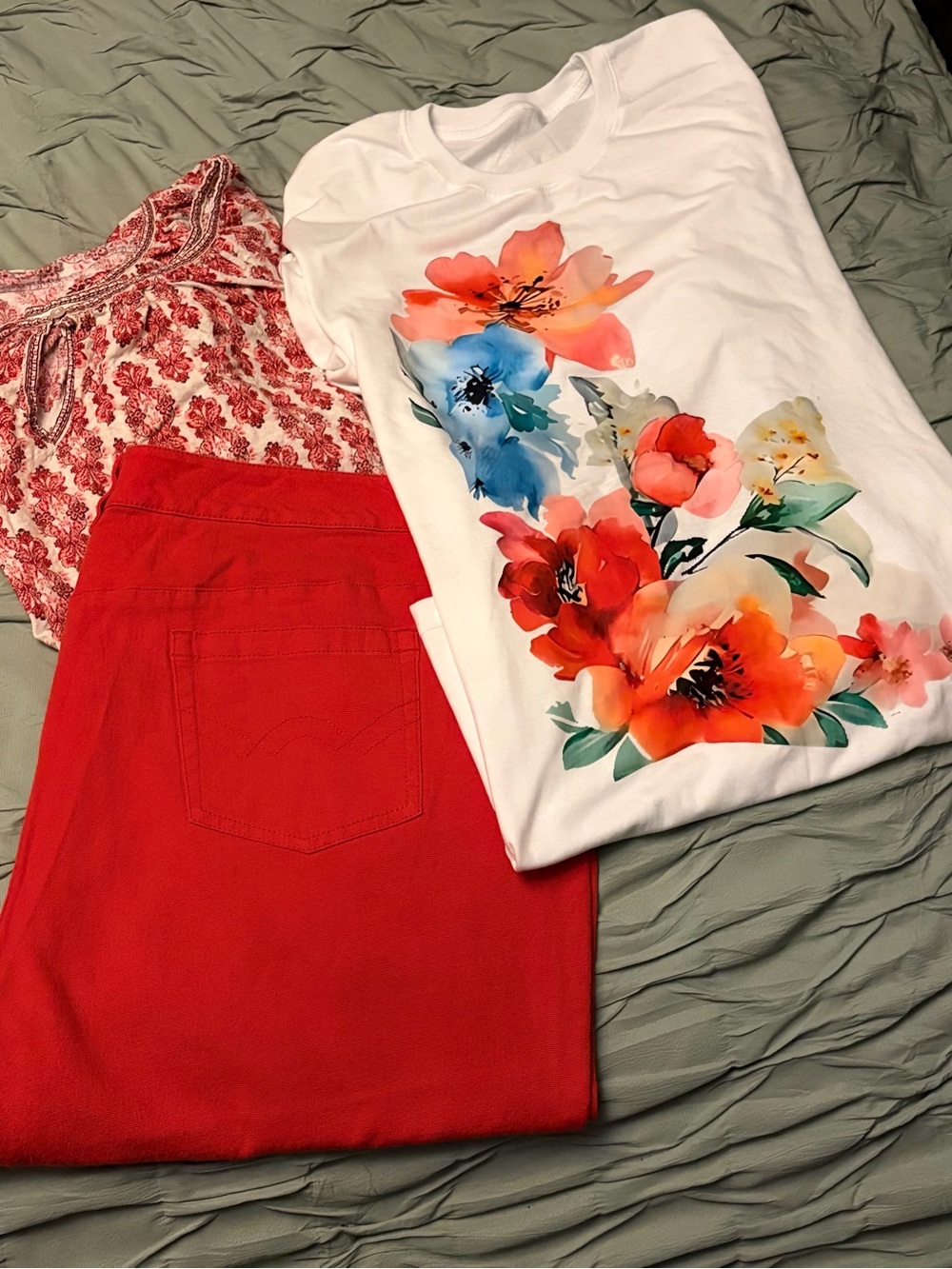 BUNDLE DEAL:Womens Liz Claiborne caprisWhite Floral Graphic Tee and printed top